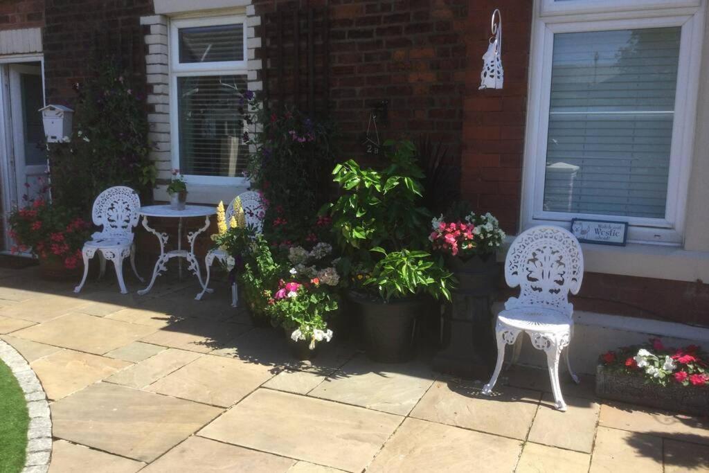 Leafy Lytham Central Lovely Ground Floor 1 Bedroom Apartment With Private Garden In Lytham Dog Friendly リザム・セント・アンズ エクステリア 写真